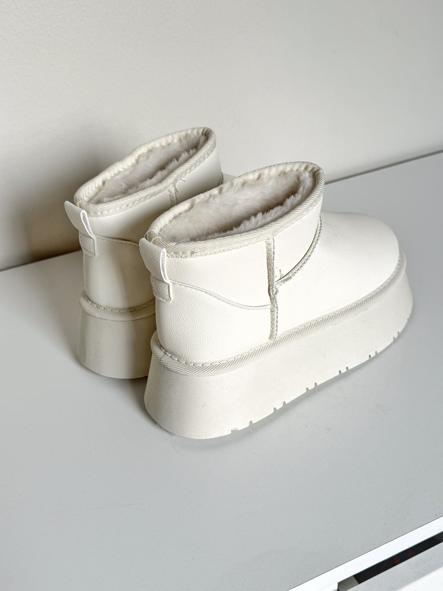 PANTUBOTA TEDDY ECOCUERO PLATAFORMA CREMA