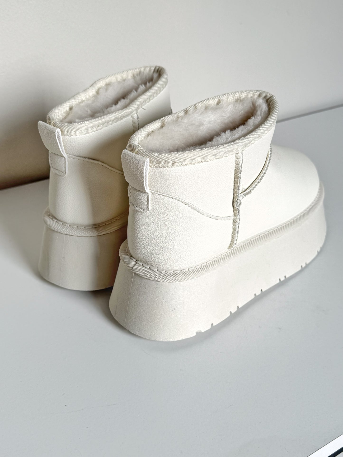 PANTUBOTA TEDDY ECOCUERO PLATAFORMA CREMA