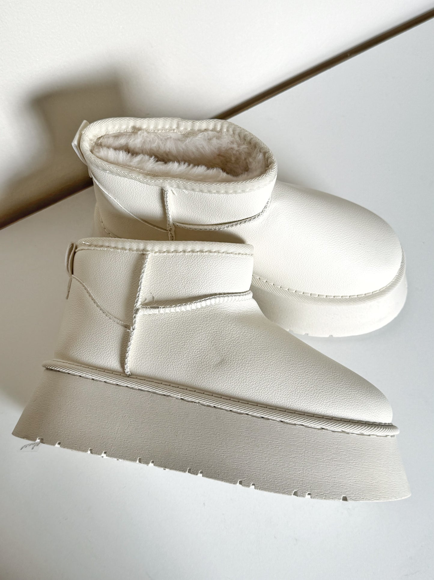 PANTUBOTA TEDDY ECOCUERO PLATAFORMA CREMA