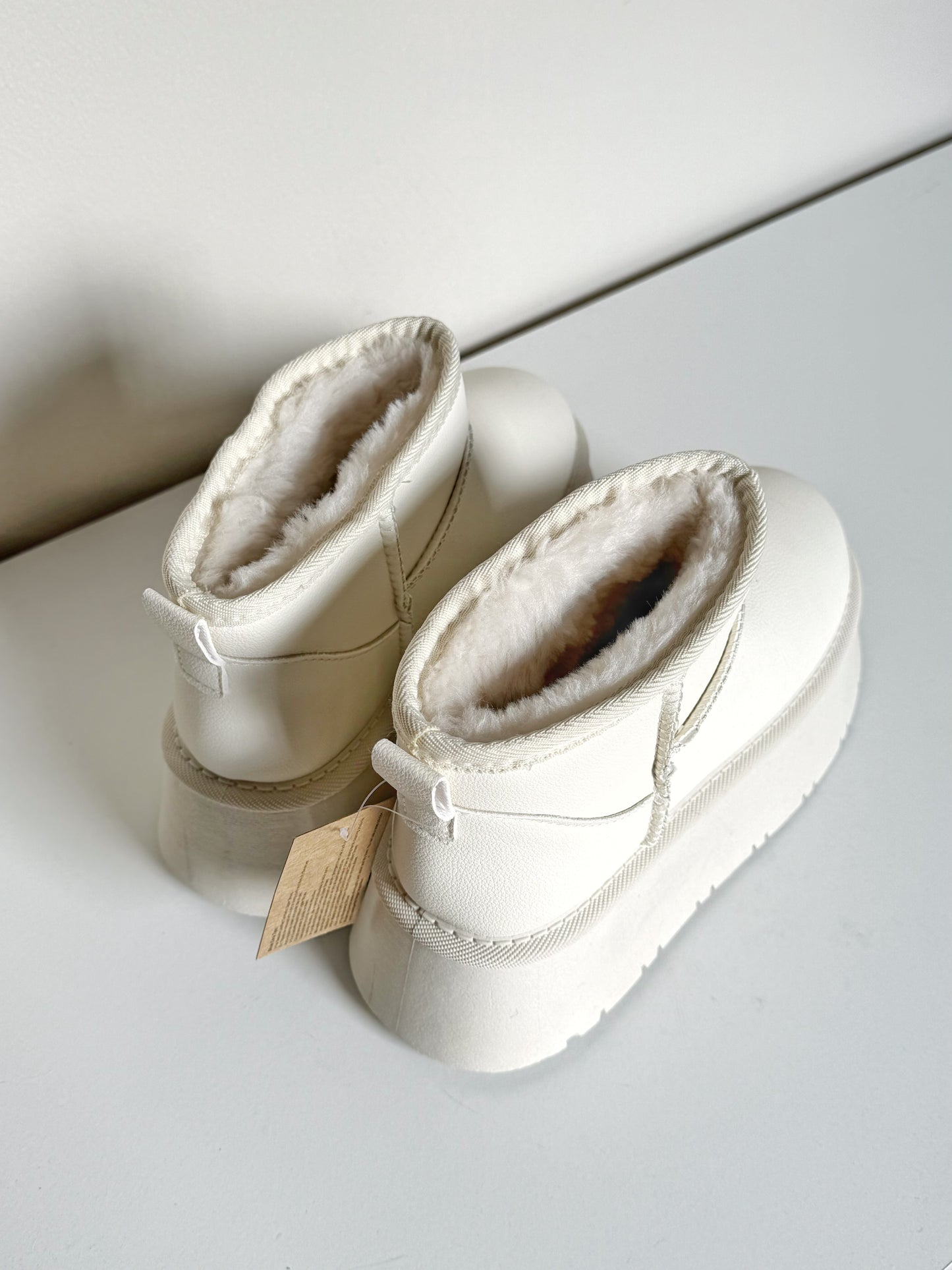 PANTUBOTA TEDDY ECOCUERO PLATAFORMA CREMA