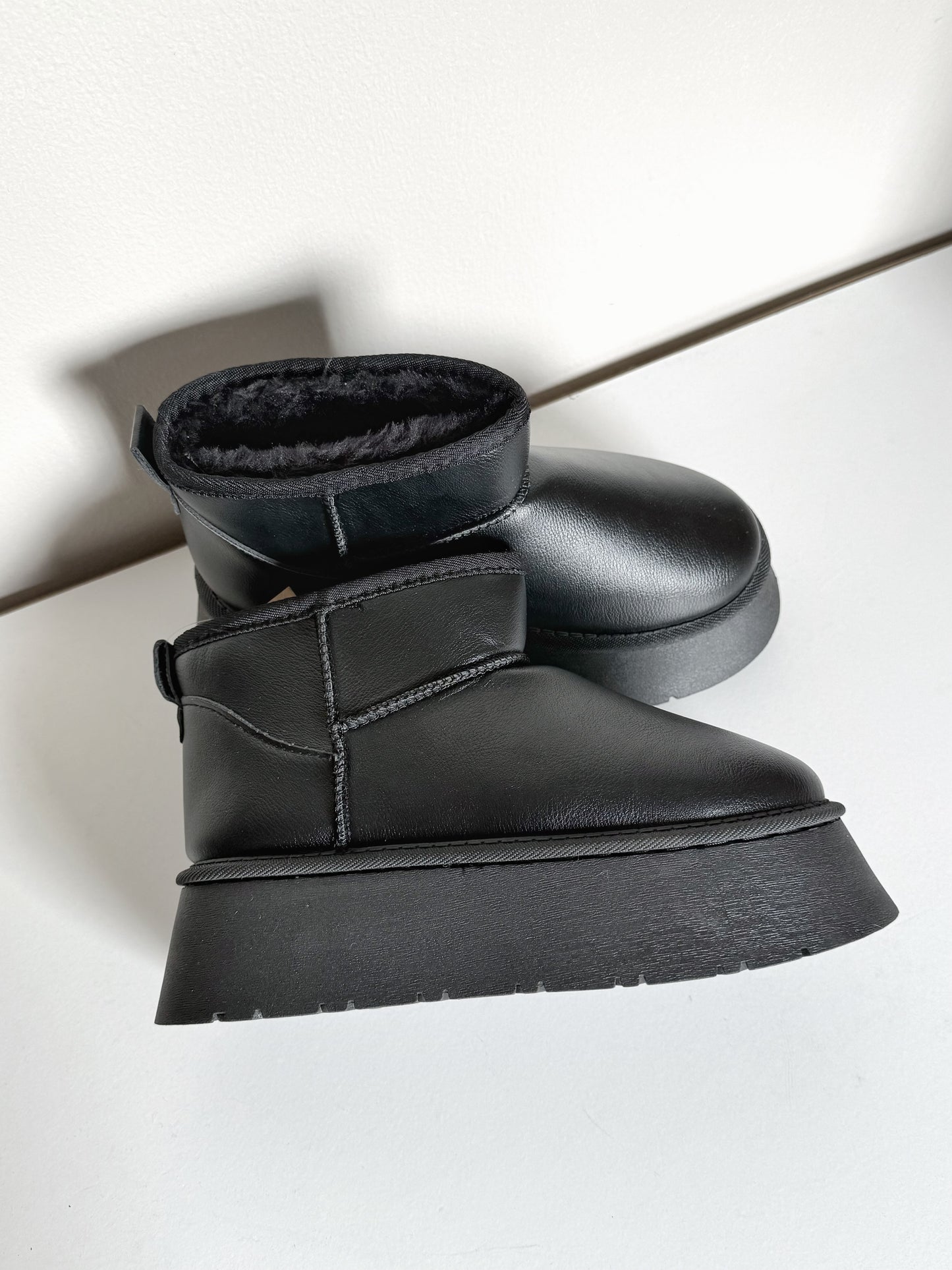 PANTUBOTA TEDDY ECOCUERO PLATAFORMA NEGRO