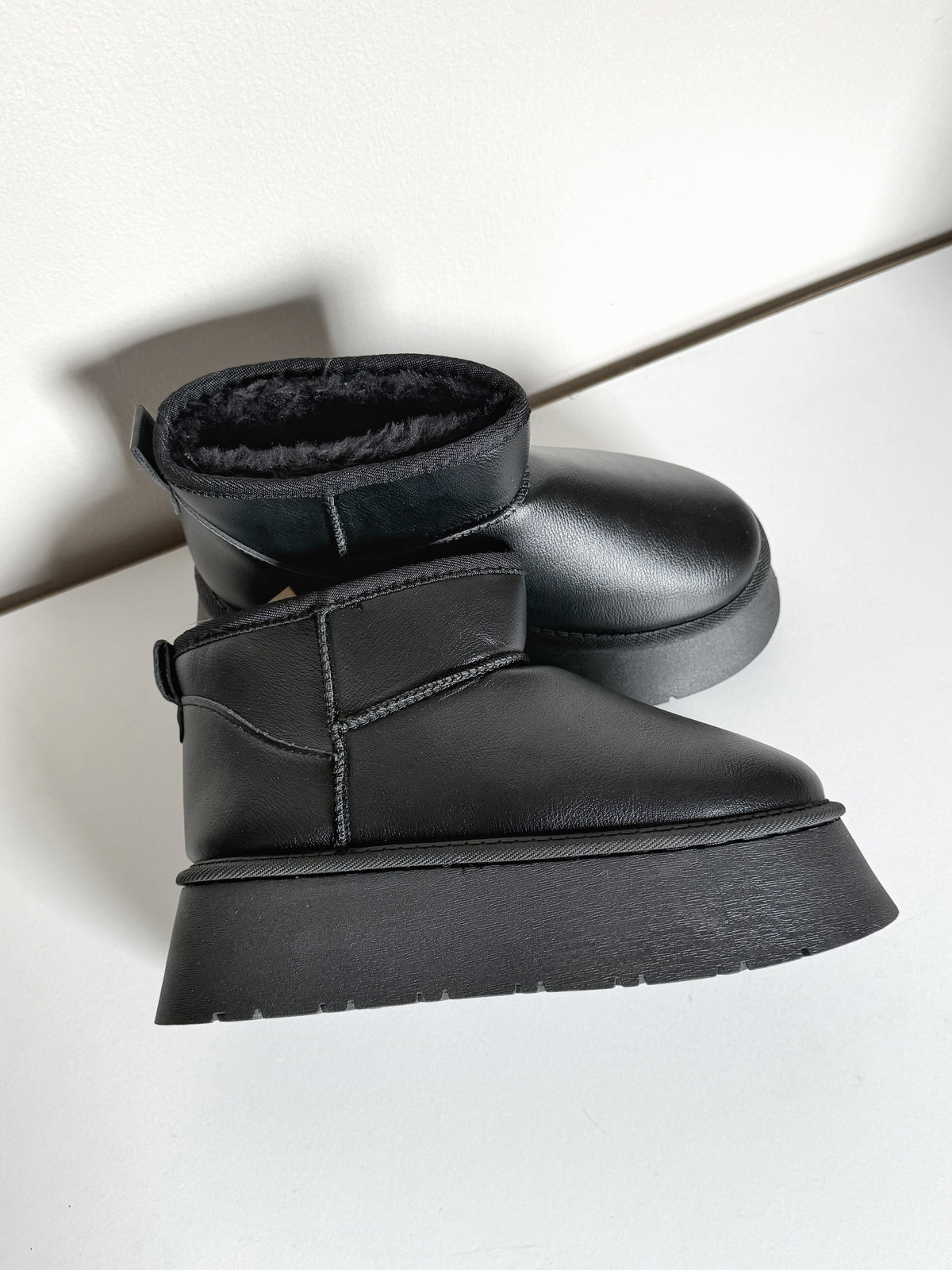 PANTUBOTA TEDDY ECOCUERO PLATAFORMA NEGRO