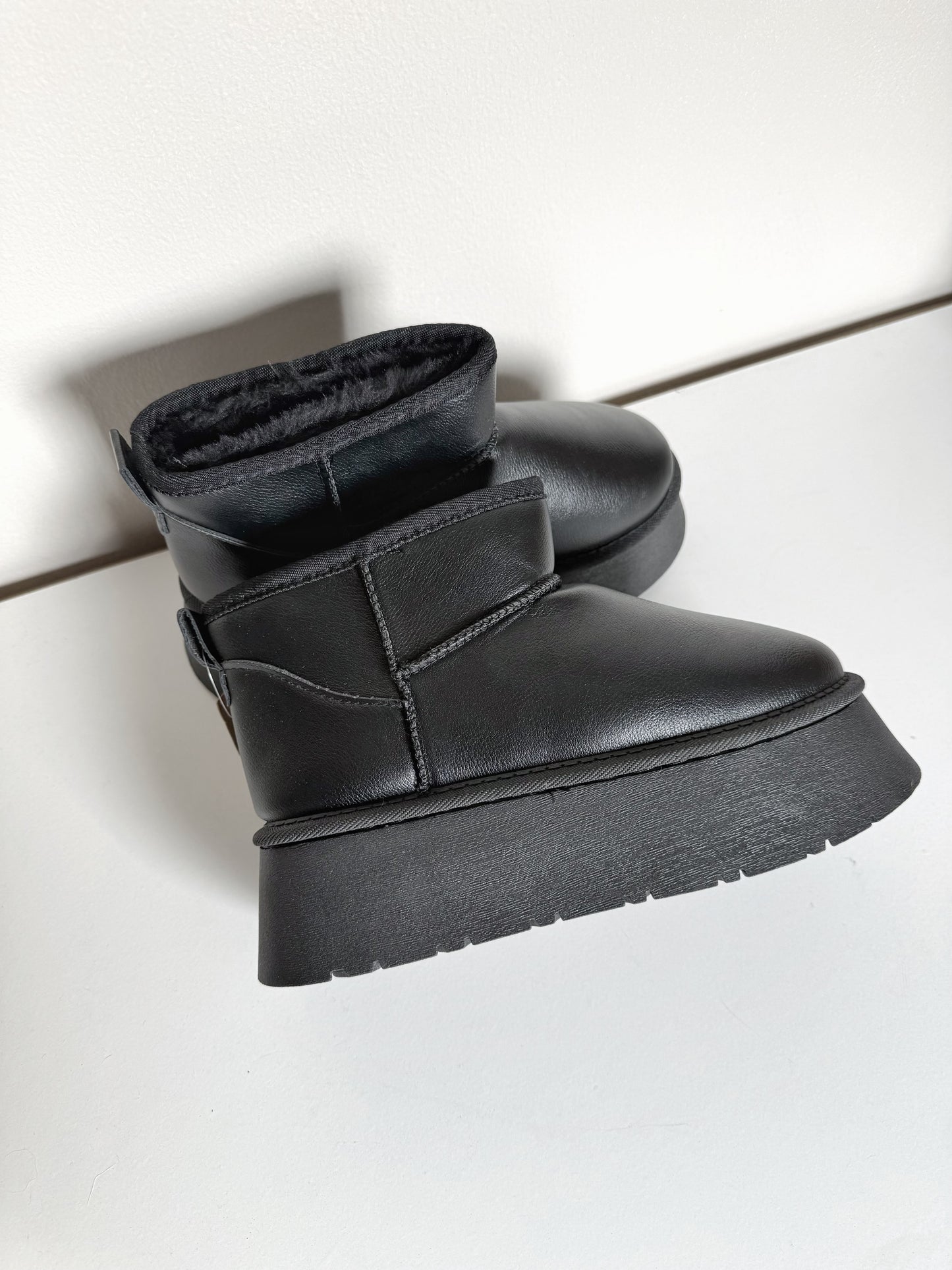 PANTUBOTA TEDDY ECOCUERO PLATAFORMA NEGRO