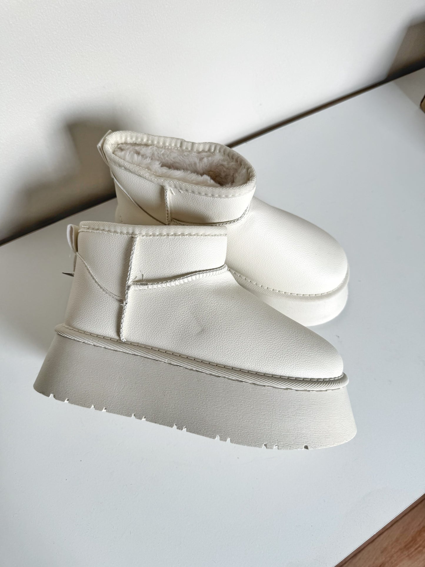 PANTUBOTA TEDDY ECOCUERO PLATAFORMA CREMA